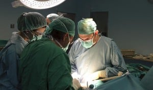 Condenan a un médico a pagar 229.300 euros por dar instrucciones vía móvil