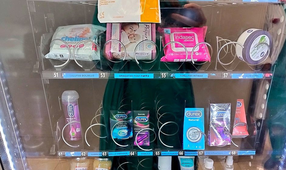 Una máquina expendedora de un hospital alberga condones, toallitas de bebés y potitos, dando la sensación de estar en una serie como Anatomía de Grey