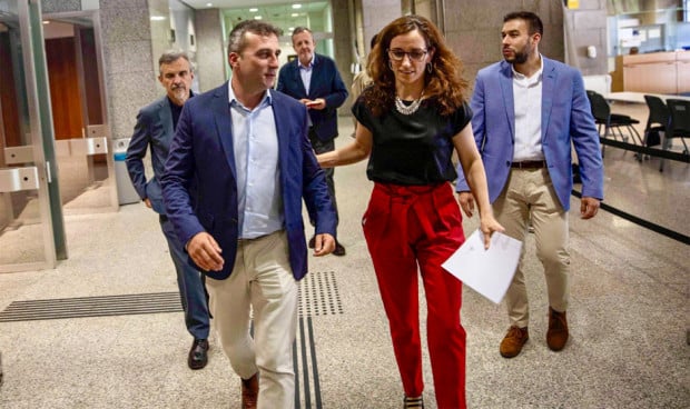 Fernando Martín, presidente de ConELA, y Mónica García, ministra de Sanidad, que ya no impulsarán el plan de choque para la ELA