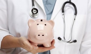 Congelar el sueldo a políticos hasta que los médicos recuperen el suyo