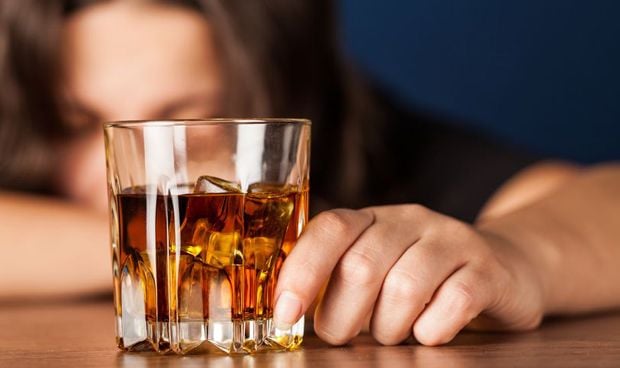 Consumir dos copas de alcohol al día aumenta un 21% el riesgo de cáncer 