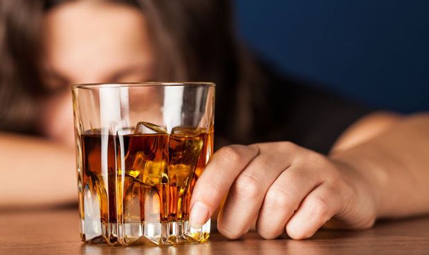 Consumir dos copas de alcohol al día aumenta un 21% el riesgo de cáncer 
