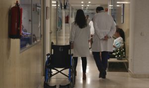 Contratar a un sanitario cuesta 800 euros anuales más que en 2013