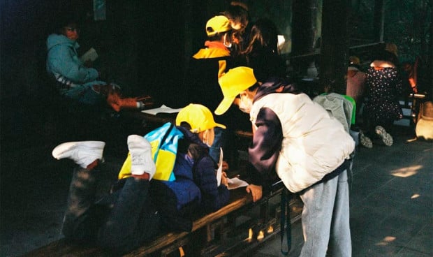 Personal sanitario en una misión humanitaria internacional atendiendo a pacientes en un entorno de cooperación sanitaria.