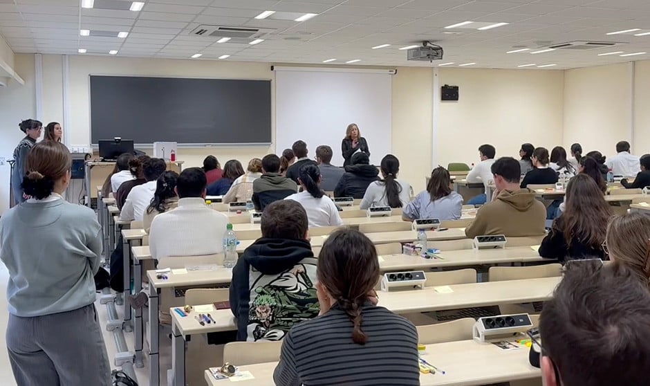 Los expertos en tecnología acerca de las gafas Ray-Ban Meta apuntan a que sí podrían usarse ilícitamente en una prueba