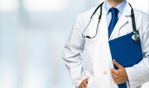 Médicos con corbata: un riesgo para el paciente en la atención sanitaria