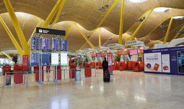 Oficial: España pedirá PCR negativas de viajeros de 65 países de riesgo