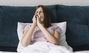 Cómo se contagia el coronavirus: estornudos con hasta 8 metros de alcance