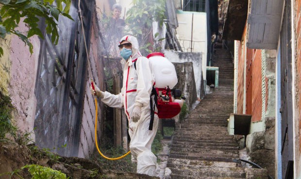 Tocar puertas y cubos de basura, un riesgo mínimo de contagio de Covid-19