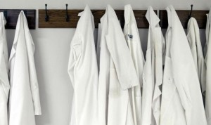 Coronavirus: el 65% de los médicos, obligado a lavar el uniforme en casa