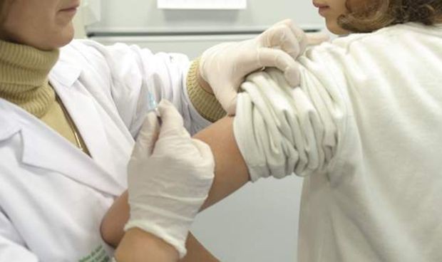 Vacuna de la gripe: prioridad a sanitarios por temor a rebrotes de Covid