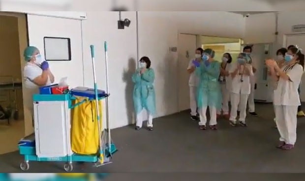 Coronavirus: homenaje de los sanitarios a las limpiadoras del hospital