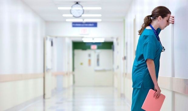 Coronavirus: el impactante rostro de una enfermera tras horas trabajando
