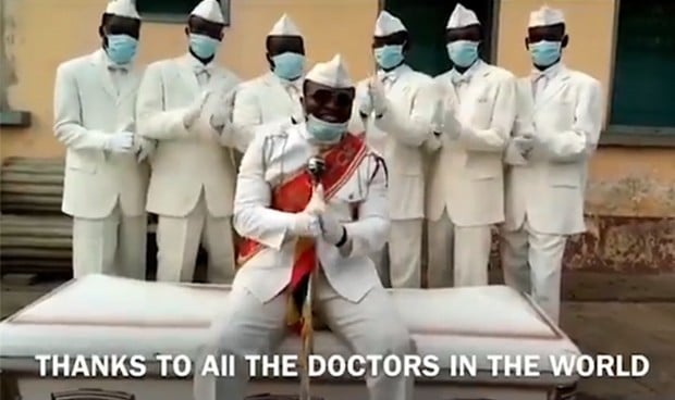 Coronavirus: Los protagonistas del meme del ataúd aplauden a los sanitarios