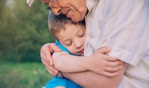 Pediatría 'desescala' los abrazos entre nietos y abuelos con pocas certezas