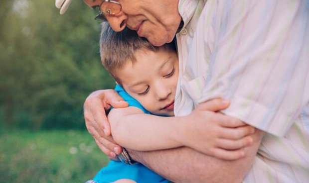 Pediatría 'desescala' los abrazos entre nietos y abuelos con pocas certezas
