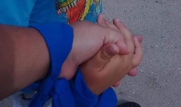 Coronavirus: polémica al 'identificar' autismo y TDAH con un lazo azul