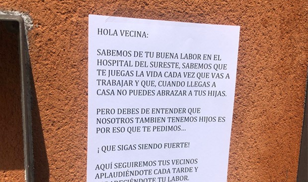 Reacción vecinal ante el acoso a sanitarios: "Seguid siendo fuertes"