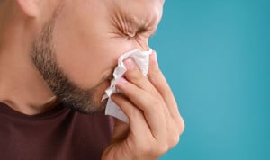 Hombre cortando un sangrado nasal