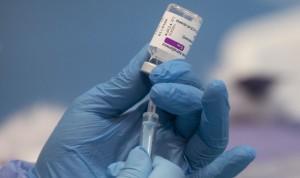 Covid: alternar vacunas diferentes multiplica las reacciones adversas leves