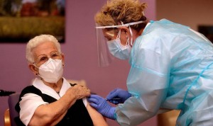 Covid: Araceli y Mónica, las primeras vacunadas, reciben la segunda dosis