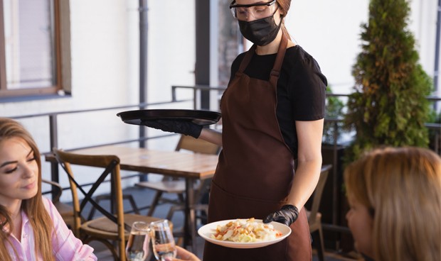 Covid | ¿Es seguro quitarse la mascarilla en un restaurante cerrado?