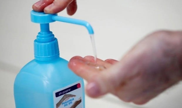 Dermatología: el lavado de manos, mejor con agua y jabón que con hidrogeles