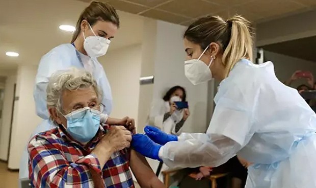 Covid: España 'estrena' la vacuna de Astrazeneca con casi 1.500 dosis