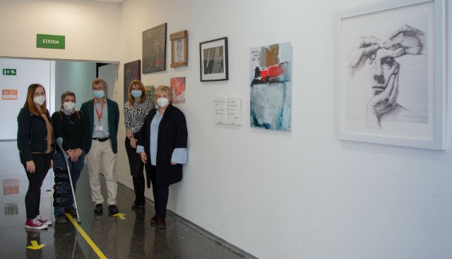 Covid: el Hospital de Dénia se llena de obras en homenaje a los sanitarios