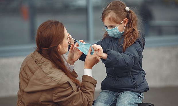 Menos contagios de Covid en sanitarios que conviven con menores de 11 años