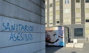 Escriben "sanitarios asesinos y cómplices" en la fachada de La Paz