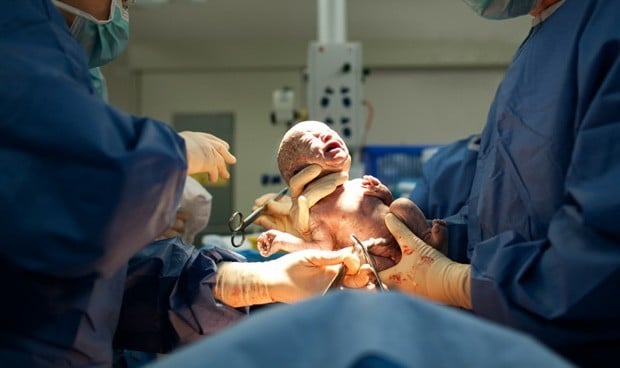 Covid: detectan el primer caso de un recién nacido con anticuerpos al virus