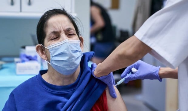 El reto de los 'invisibles': así vacuna España a personas sin regularizar