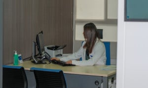 Una médica son MIR en su consulta.