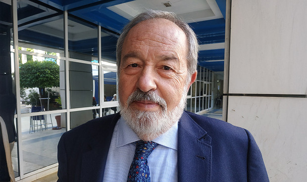 Alfonso Carmona: "Hay que salir a Europa a buscar médicos y pagar mejor, verás como vienen"