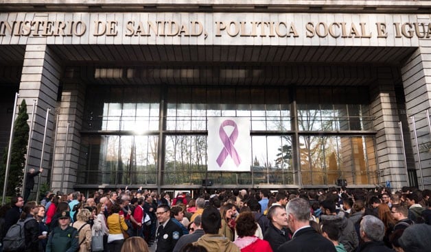 Críticas al calendario MIR: "No da tiempo ni a colegiarse ni a buscar piso"