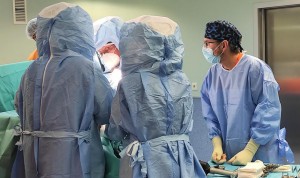 Cruz Roja mejora sus intervenciones de hombro con una prótesis pionera