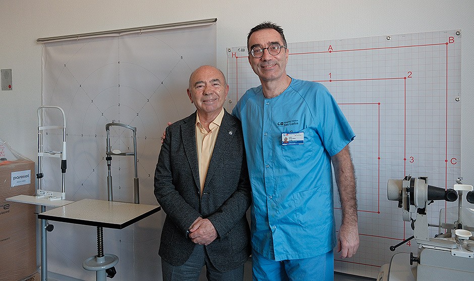 Dos médicos, padre e hijo, explican cómo fue trabajar juntos en el Servicio de Oftalmología del Hospital Clínico San Carlos de Madrid.