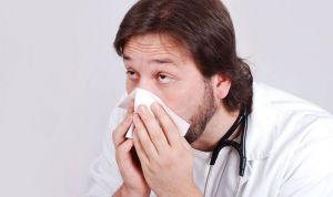 Cuatro de cada 10 sanitarios sigue trabajando a pesar de tener la gripe