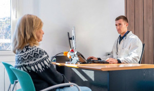 Un médico atiende a una paciente. Imagen creada con IA (Envato).