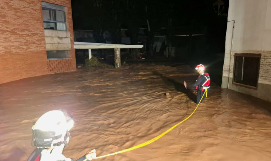 Cuatro sanitarios han tenido que ser rescatados tras quedar atrapados en el centro de salud de Azuara