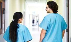  Enfermeros en un pasillo de hospital.