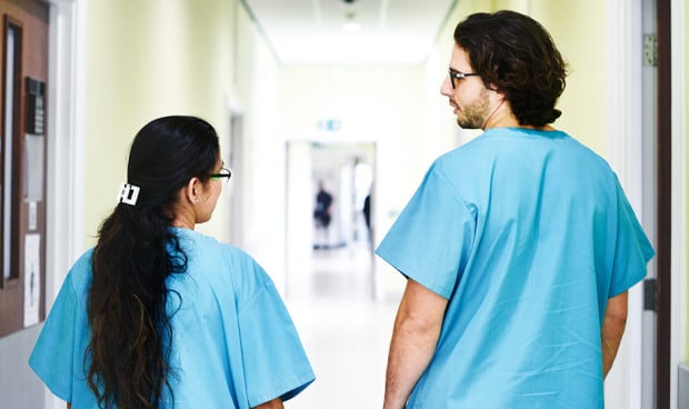  Enfermeros en un pasillo de hospital.
