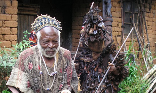 Curanderos africanos que "roban el trabajo a nuestros médicos homeópatas"