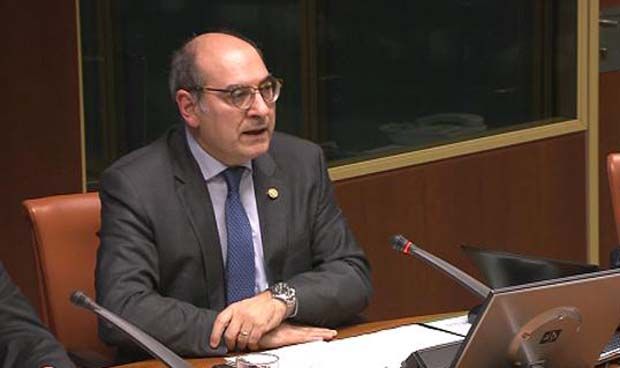 Darpón anuncia en el Parlamento que paraliza 4 OPE más por filtraciones