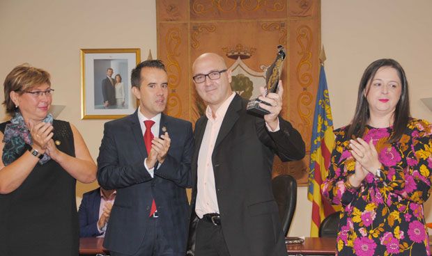 David Iborra, cirujano de Alzira, recibe la 'Distinció d'Honor 9 d'Octubre'