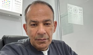 Pedro León, cirujano plástico en Venezuela, ahora trabaja como médico en una pista de hielo.