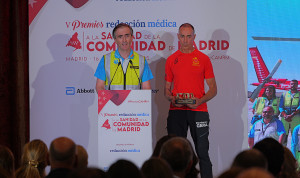 Mikel García e Israel Yagüe reciben un galardón en los V Premios Redacción Médica a la Sanidad de la Comunidad de Madrid. 