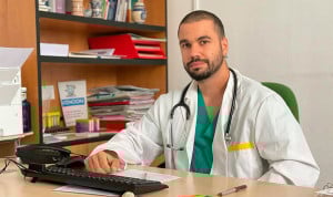 Tras convivir durante años con diferentes tumores, a día de hoy es MIR de Familia y comparte su historia para enseñar a gestionar la adversidad