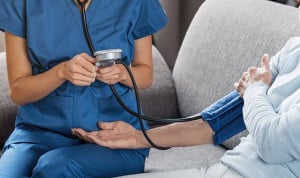 Una enfermera con casi 50 años cumplió su sueño de entrar en la universidad, y lo hizo por una vía poco convencional.